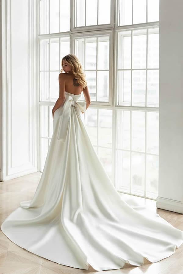 Eva Lendel 'Alegra' bridal dress.