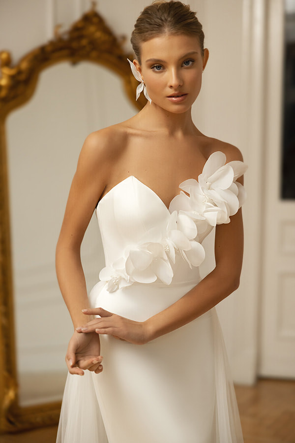 Eva Lendel 'Augusta' bridal dress.
