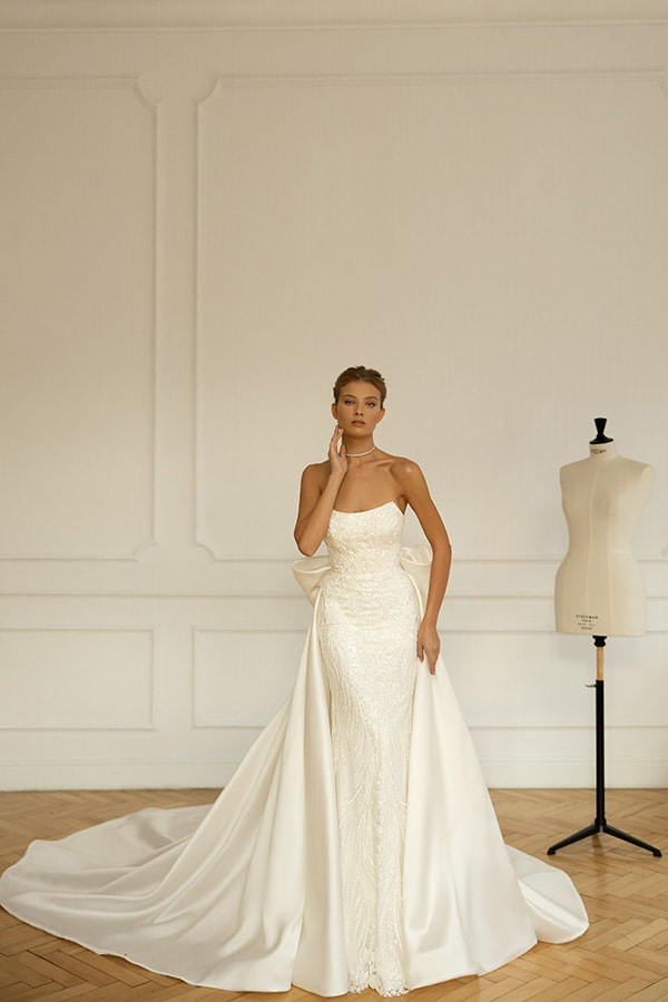 Eva Lendel 'Lanvee' bridal dress.