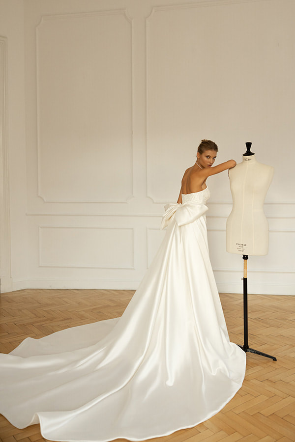 Eva Lendel 'Lanvee' bridal dress.