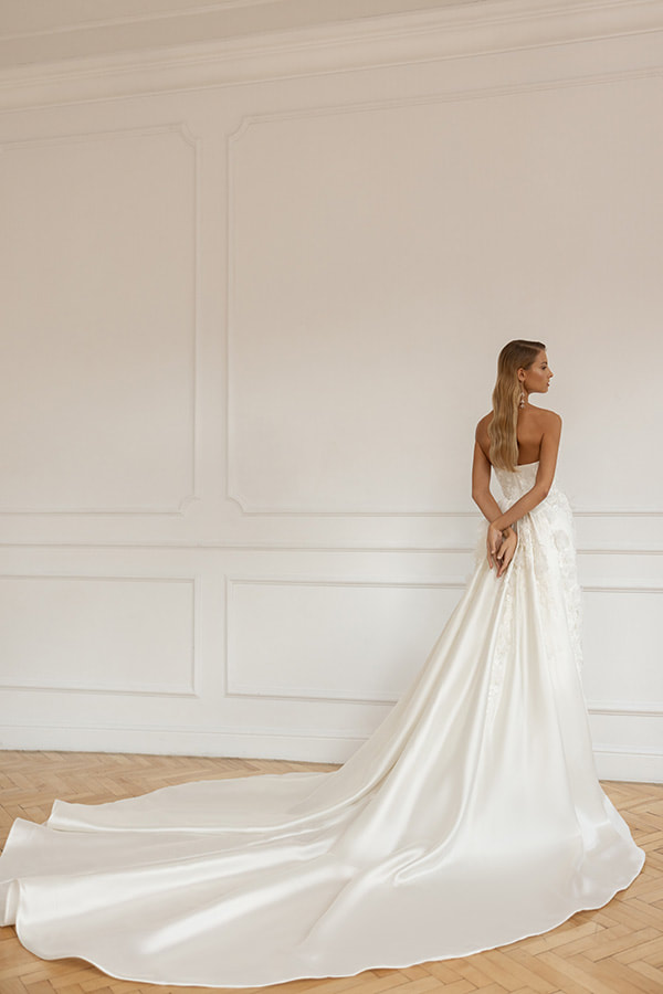 Eva Lendel 'Minelli bridal dress.