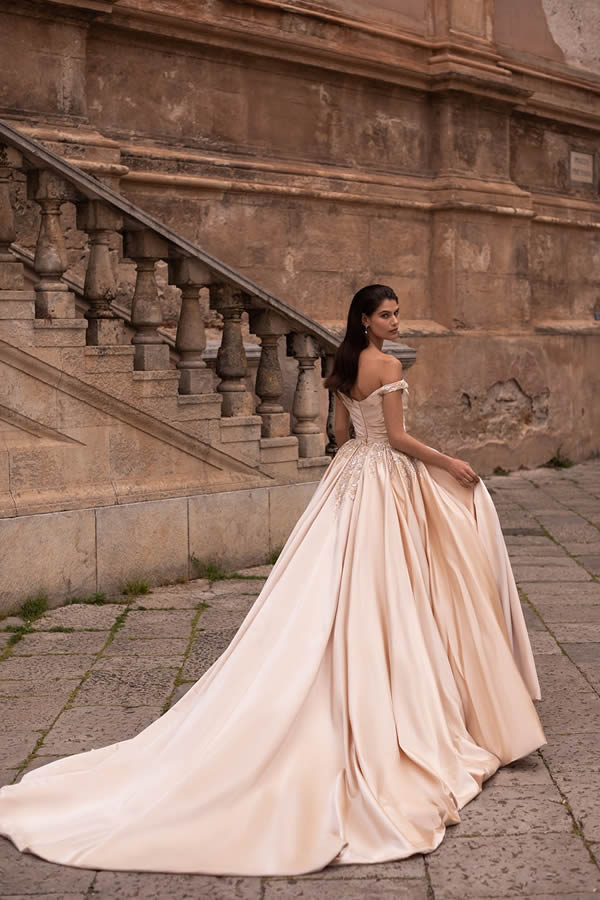 Eva Lendel 'Venus' bridal dress.